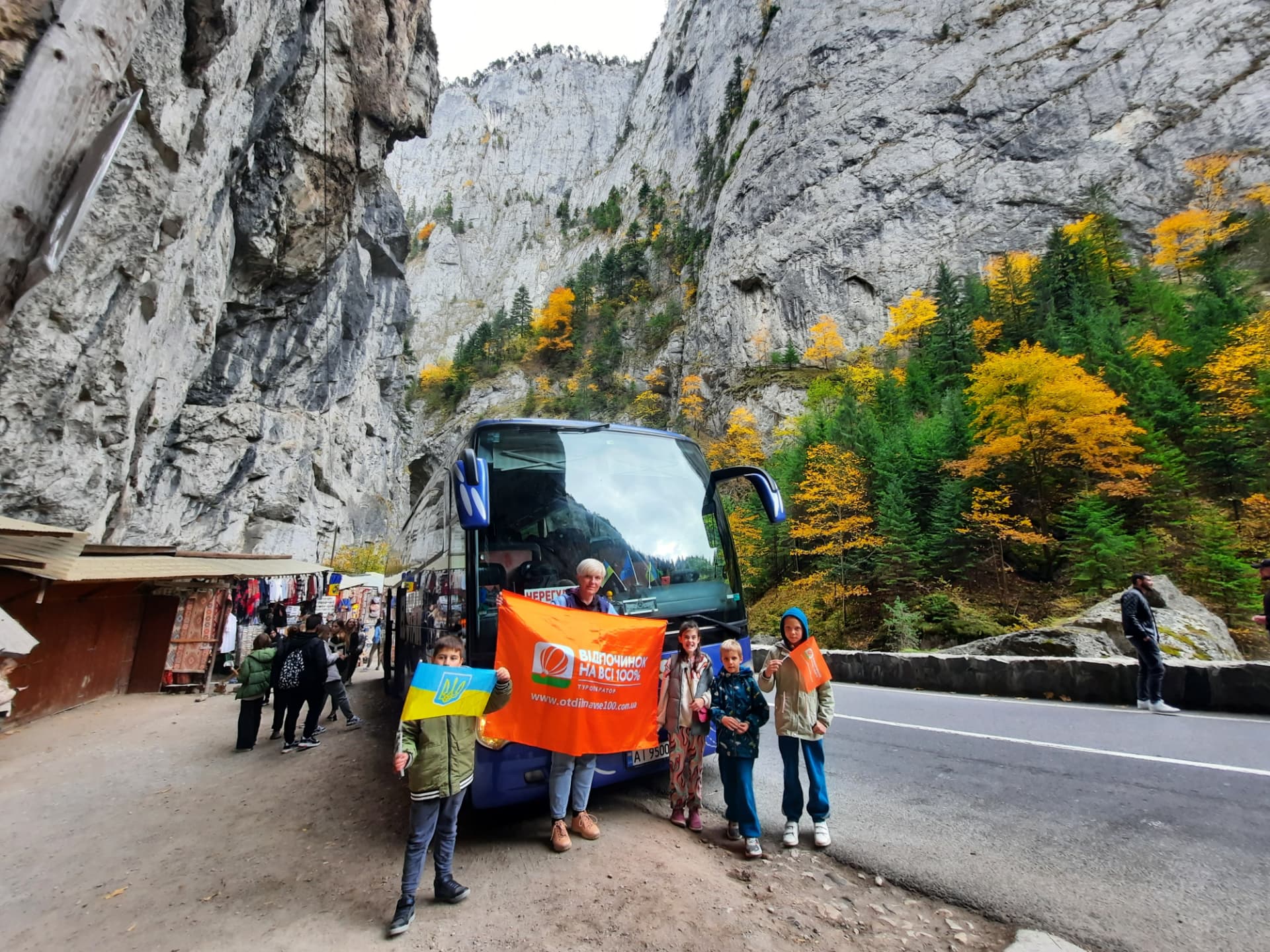 Автобус туру в ущелині Біказ